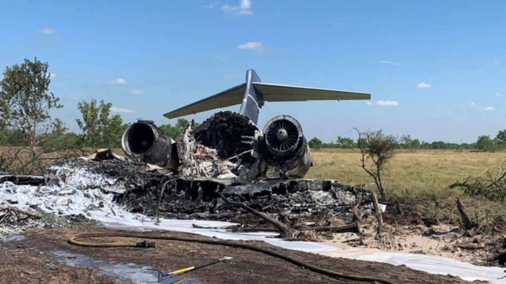 AVION 2 1 1024x576 - Avión con 21 pasajeros se estrelló, tras despegar de Houston; todos sobreviven