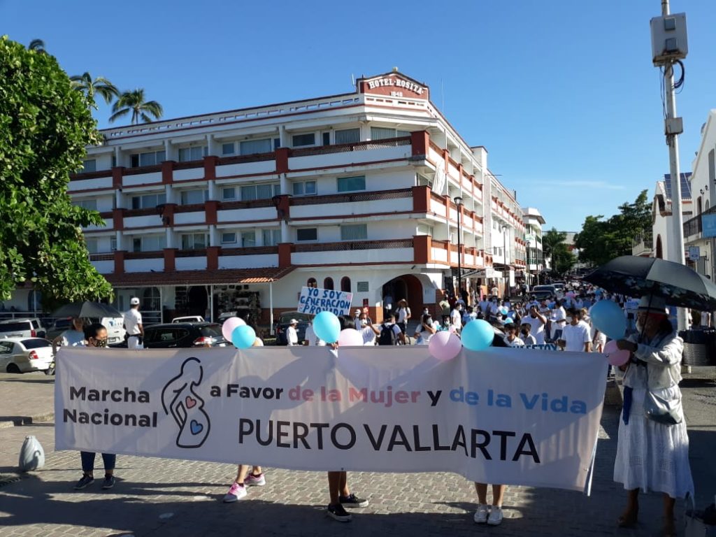 Foto 1 1 1024x768 - Más de 350 personas marcharon por la mujer y la vida en Vallarta