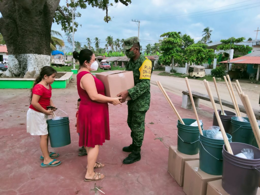 Foto 4 1024x768 - Ejército Mexicano entrega ayuda a la población afectada por “Nora”