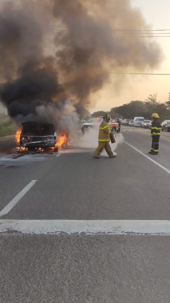 ABAJO 2 4 575x1024 - Fuego y miedo, al incendiarse un vehículo en la carretera de La Cruz de Huanacaxtle