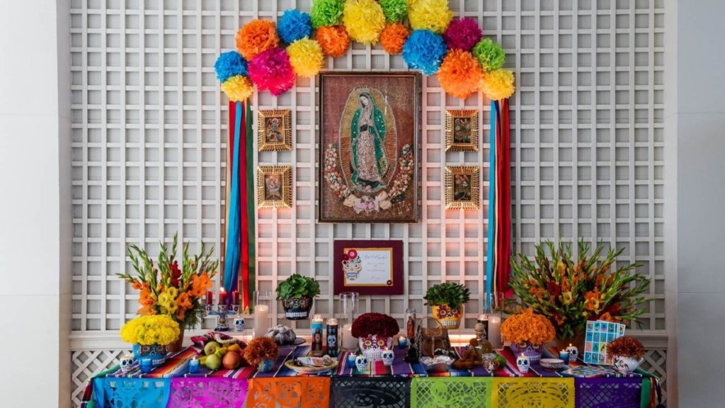 Altar 1 1024x576 - Montan altar de muertos en la Casa Blanca e incluyen imagen de la Virgen de Guadalupe