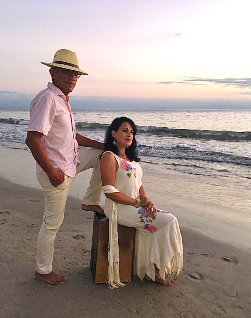 DUETO 2 807x1024 - Promueve el dueto “Café con Leche” la música mexicana en Bahía de Banderas