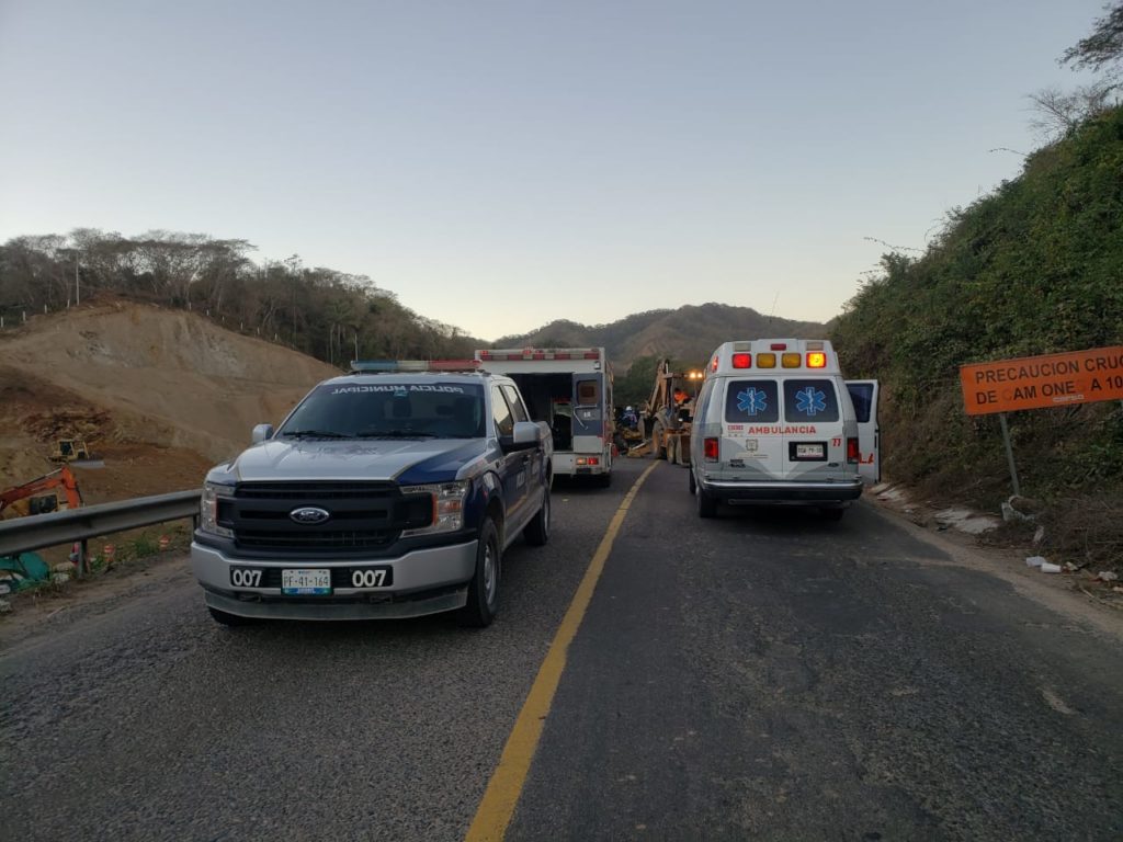 Foto 2 3 1024x768 - Doble accidente en la carretera federal 200 deja 2 hospitalizados en Bahía de Banderas