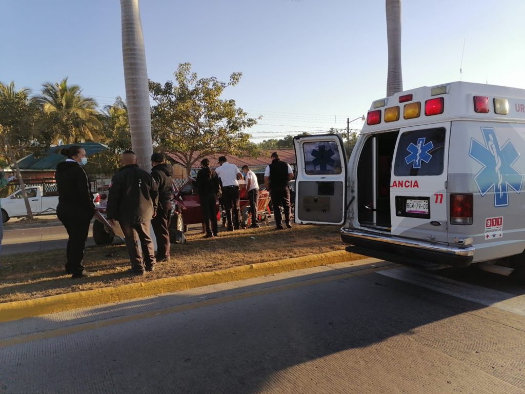 Foto 4 1024x768 - Doble accidente en la carretera federal 200 deja 2 hospitalizados en Bahía de Banderas