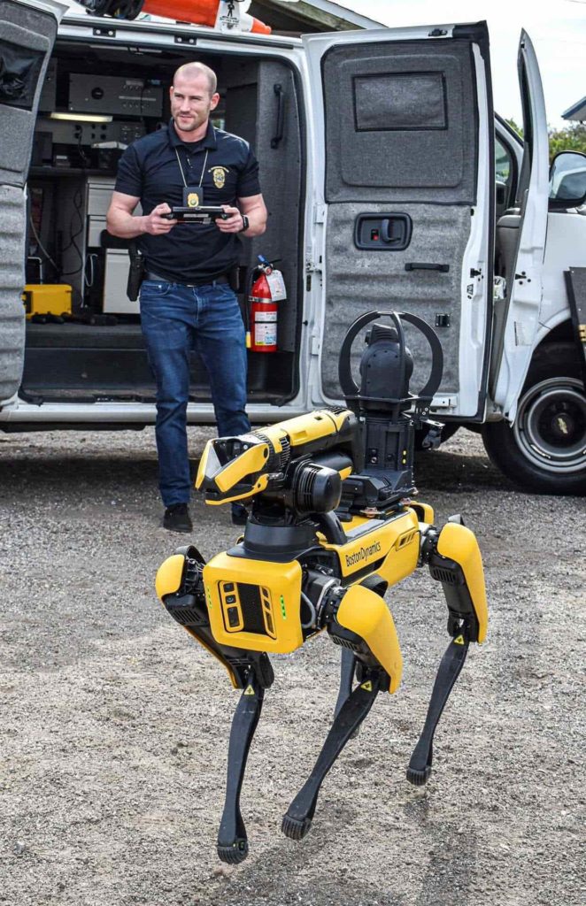 Perro2 662x1024 - Perro robot, el nuevo refuerzo de la Policía de St. Petersburg, en costa oeste de Florida