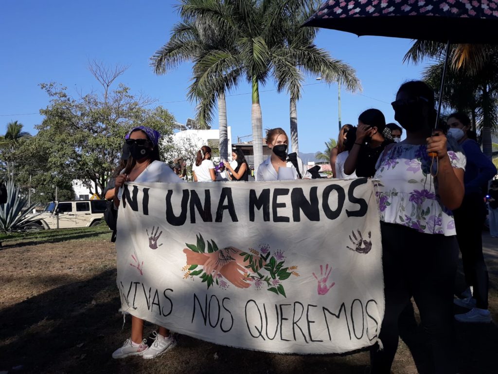 Foto 3 3 1024x768 - Cerca de 600 mujeres marchan y se manifiestan en Puerto Vallarta
