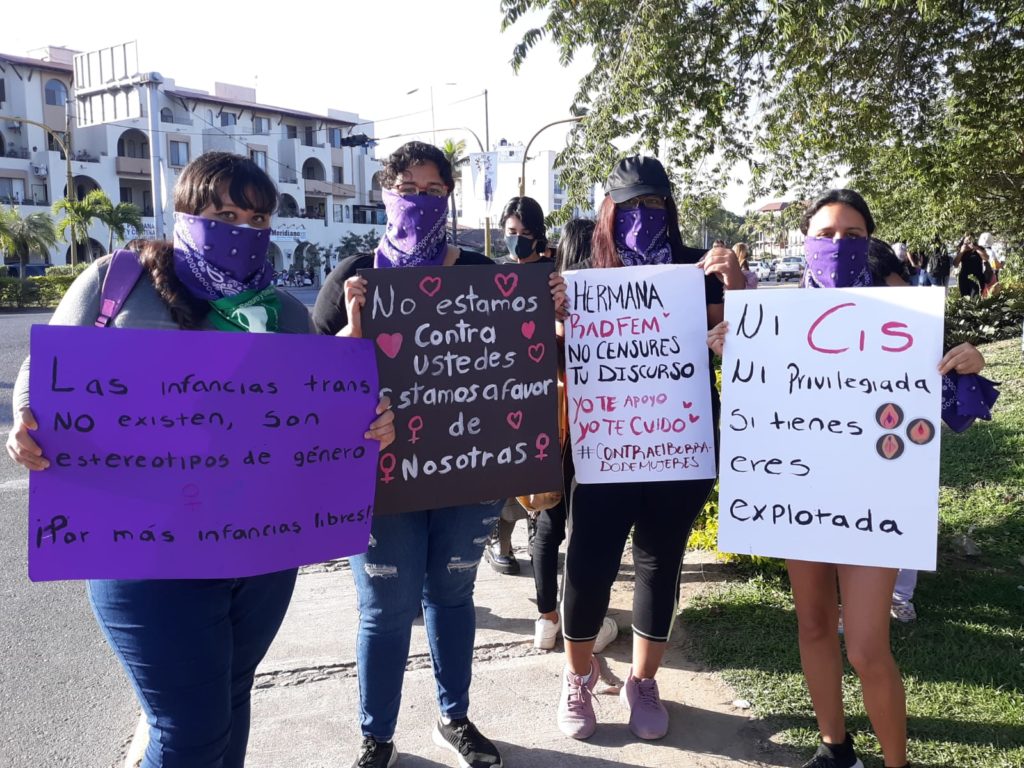 Foto 5 1024x768 - Cerca de 600 mujeres marchan y se manifiestan en Puerto Vallarta