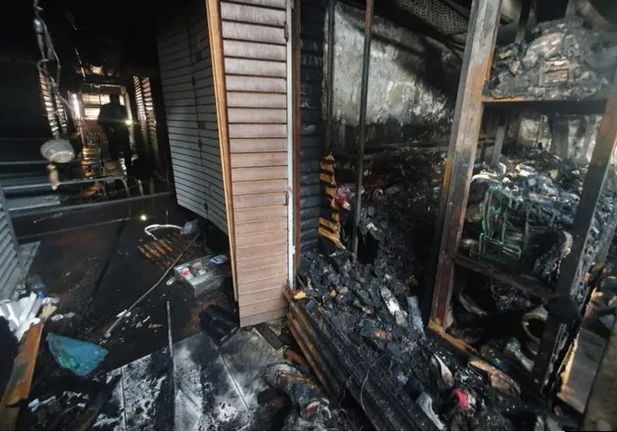 Fuego 3 - Bomberos estatales y municipales controlan incendio en el Mercado San Juan de Dios