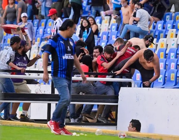 pelea 2 - Violencia en tribunas del estadio Corregidora de Querétaro deja 22 personas lesionadas