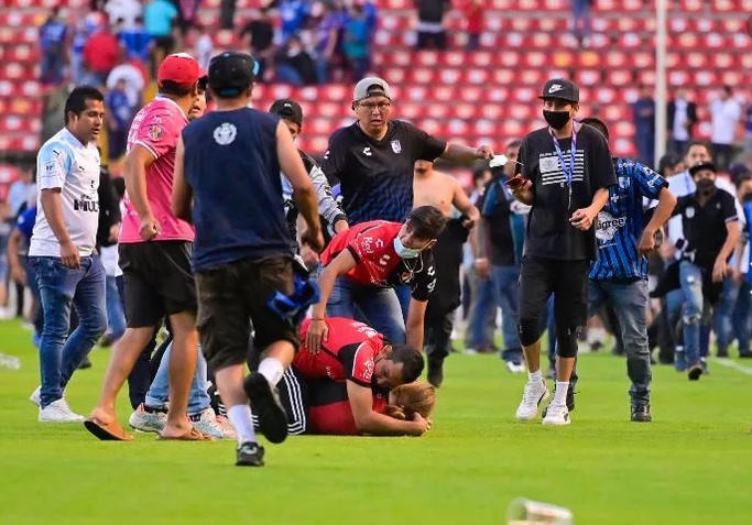 pelea 3 - Violencia en tribunas del estadio Corregidora de Querétaro deja 22 personas lesionadas