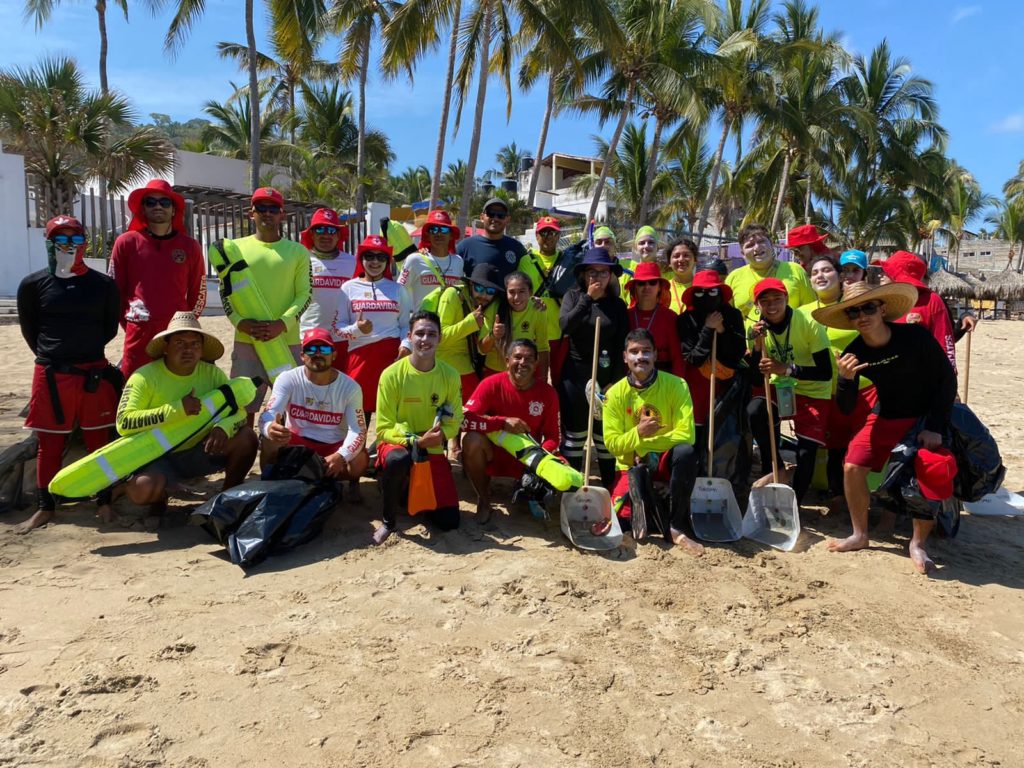 ABAJO 1 6 1024x768 - Siguen las acciones de limpieza en las playas del municipio de Compostela
