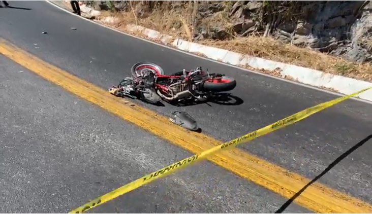 ACCIDENTE 2 - Fuerte accidente deja un hombre y una mujer sin vida en la carretera Tepic-Guadalajara