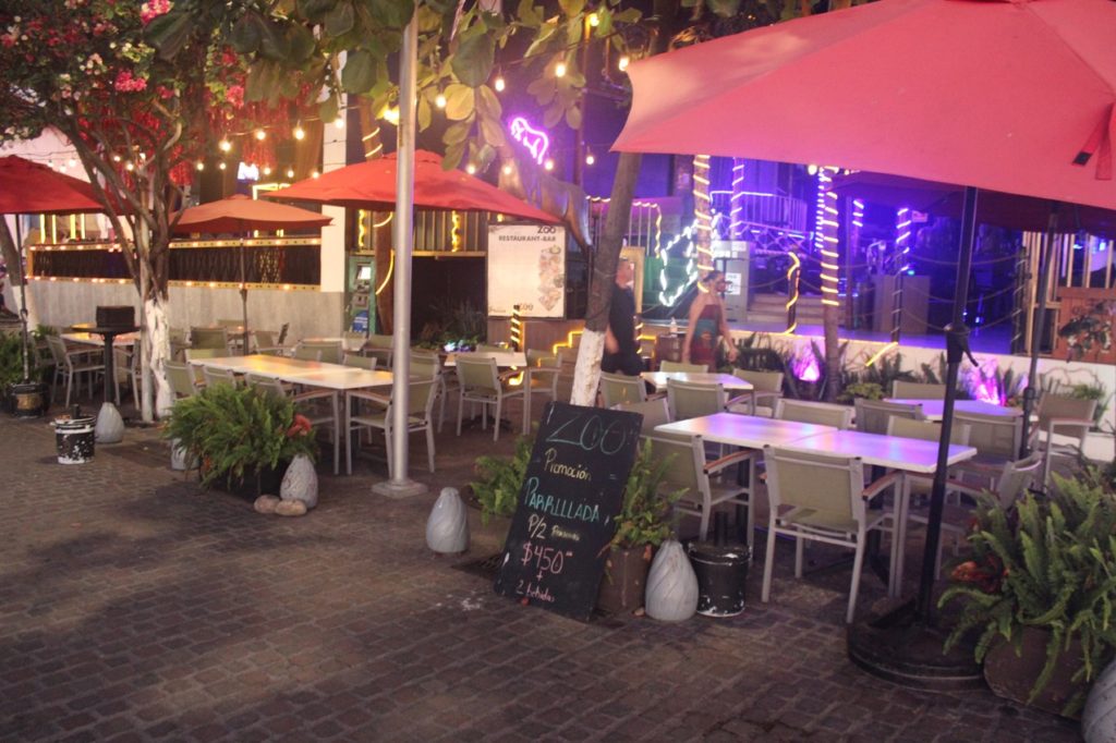 Foto 2 1024x682 - Restaurantes y negocios invaden el malecón 1 y 2 de Puerto Vallarta