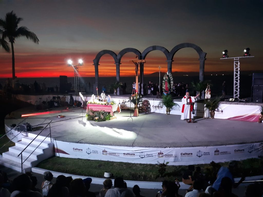 Foto 2 11 1024x768 - Regresaron oración comunitaria y el viacrucis vivencial en Vallarta