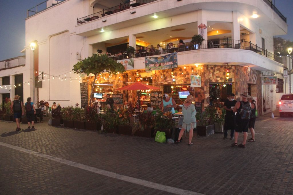 Foto 3 1024x682 - Restaurantes y negocios invaden el malecón 1 y 2 de Puerto Vallarta