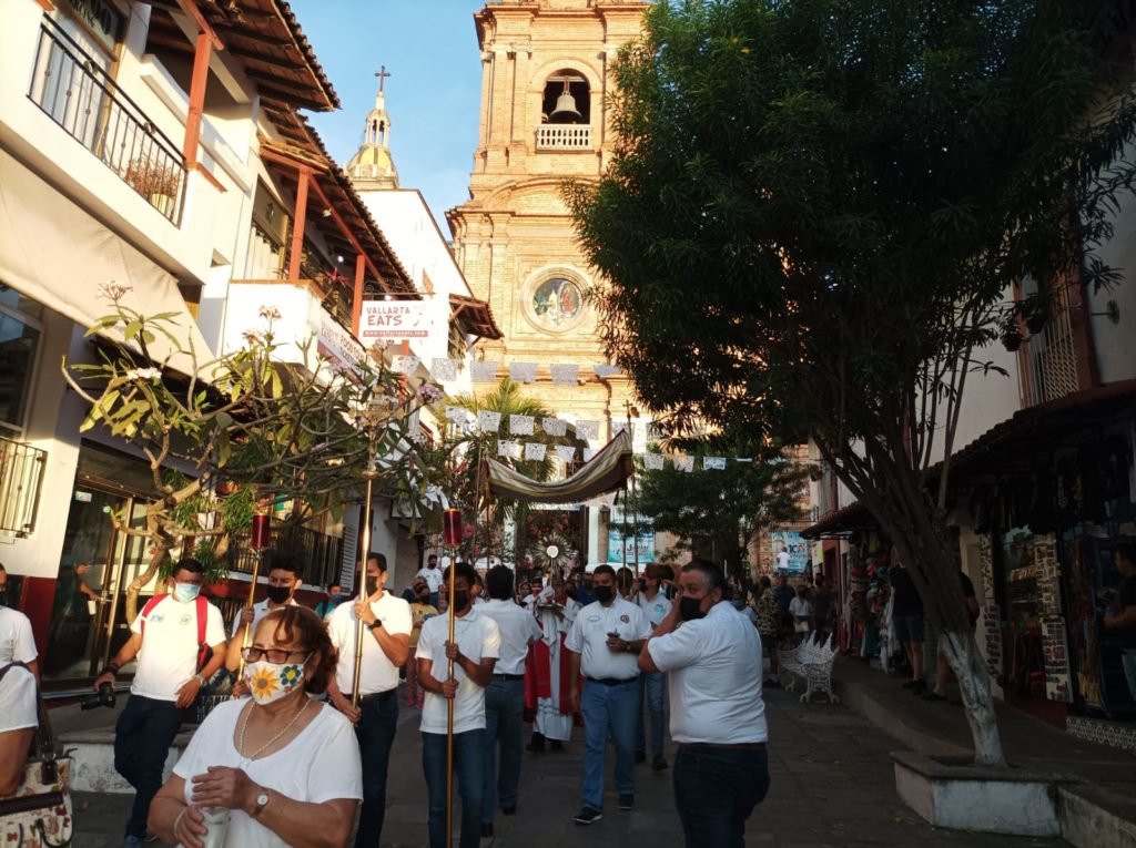 Foto 3 9 1024x765 - Regresaron oración comunitaria y el viacrucis vivencial en Vallarta