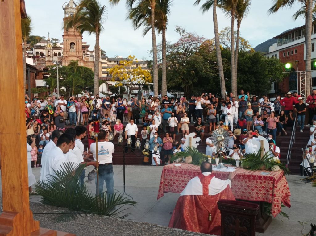 Foto 4 6 1024x765 - Regresaron oración comunitaria y el viacrucis vivencial en Vallarta