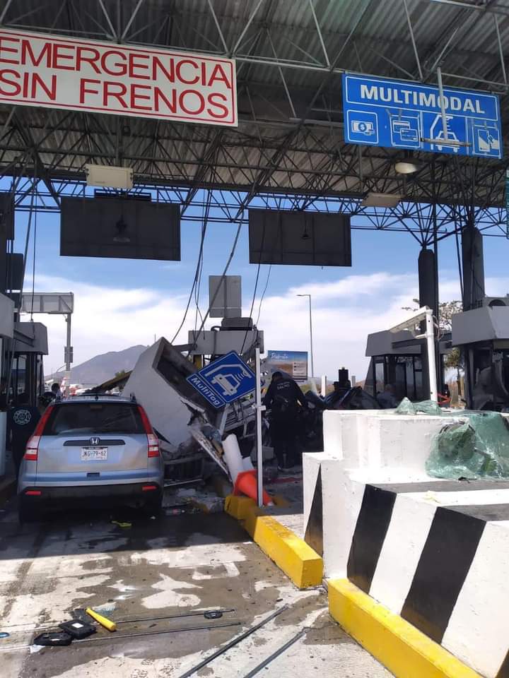 TRAILER 2 - Tráiler se queda sin frenos en la autopista Tepic-Guadalajara y provoca una tragedia