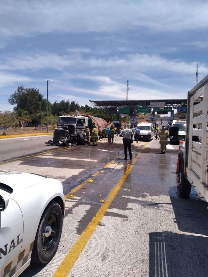 TRAILER 3 - Tráiler se queda sin frenos en la autopista Tepic-Guadalajara y provoca una tragedia