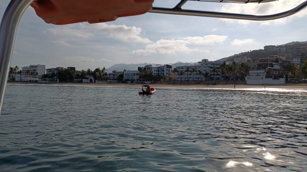 guarda 2 1024x575 - Guardavidas buscan a joven turista desaparecido en el mar de Vallarta
