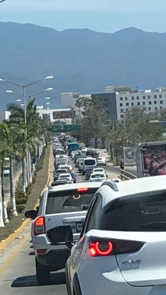 traficoboulverdrivieranayarit1 576x1024 - Pesado tráfico vehicular en el bulevar Riviera Nayarit rumbo a Puerto Vallarta