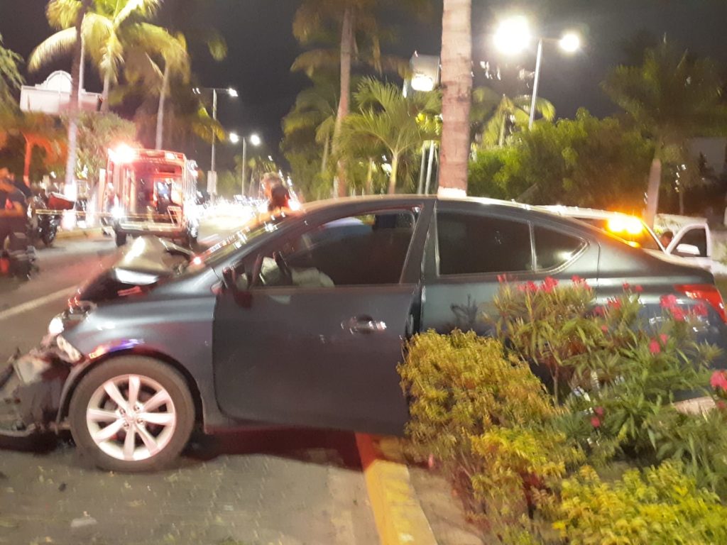 Foto 7 1024x768 - Fuerte accidente vehicular deja varios lesionados, frente a La Isla