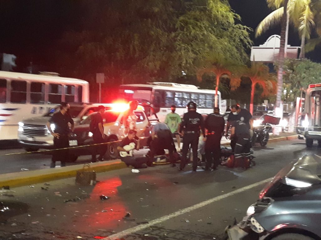 Foto 8 1024x768 - Fuerte accidente vehicular deja varios lesionados, frente a La Isla