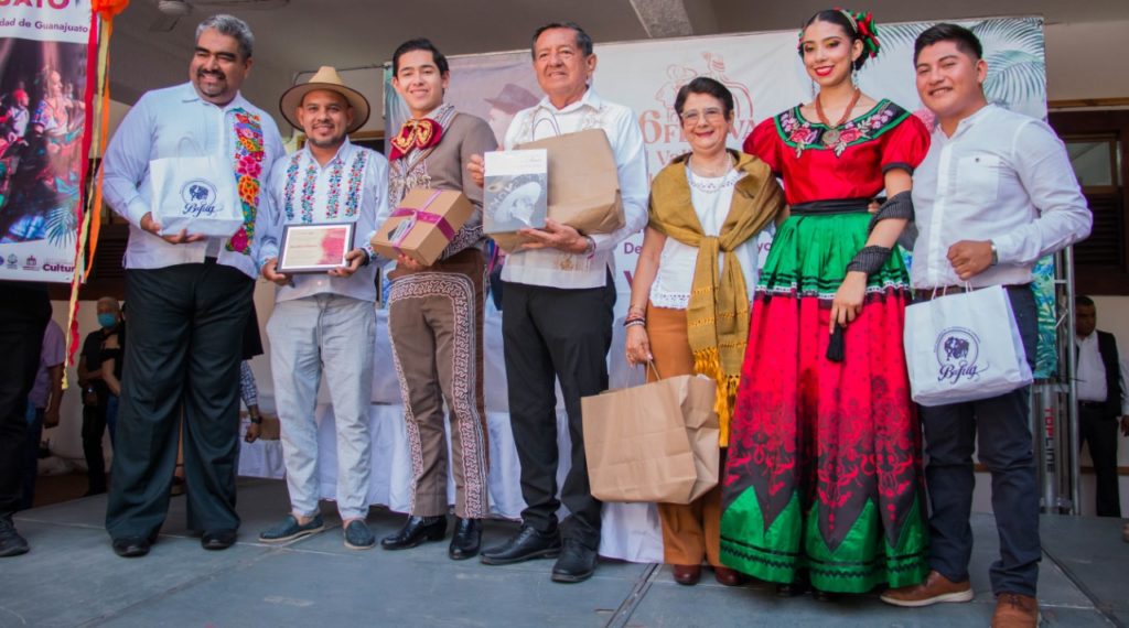 alcaldefestivaldelfolclorvallartaazteca2 1024x570 - Reconocimiento a grupos presentes en el “XVI Festival Vallarta Azteca”