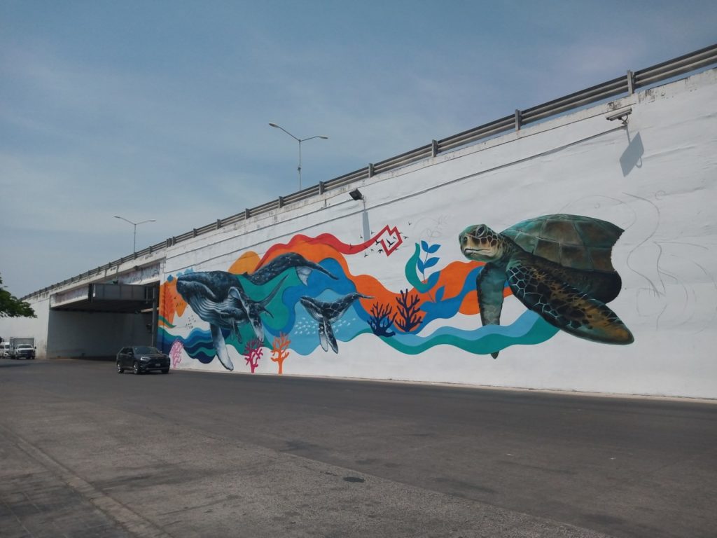 nuevomurallaballenafrenteavalledorado2 1024x768 - “Puente de la ballena”, nuevo y colorido mural frente al fraccionamiento Valle Dorado