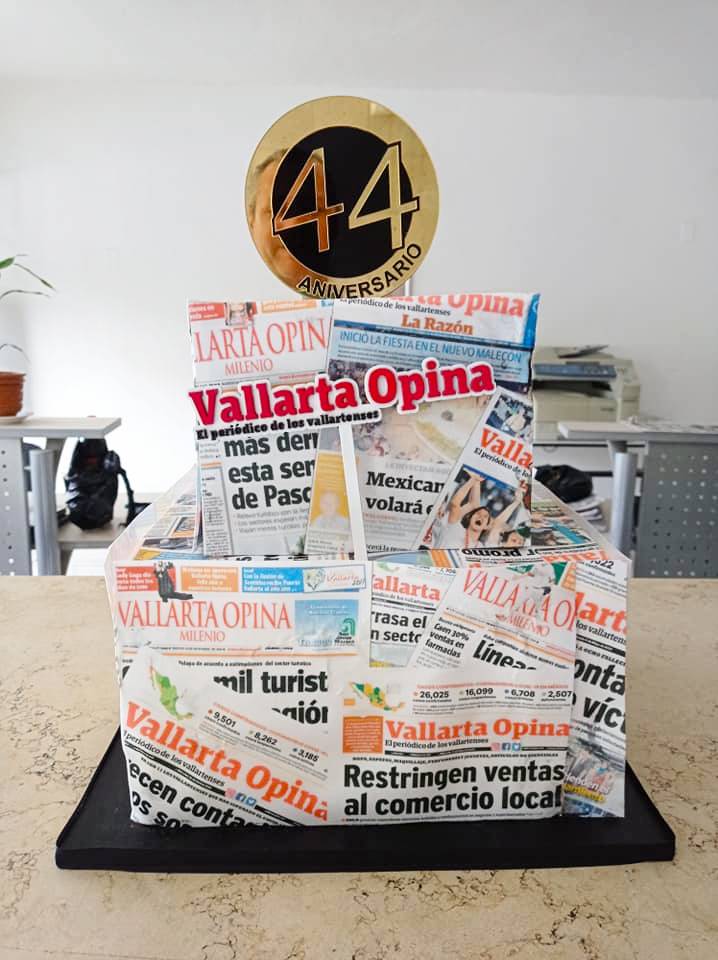 vallartaopinacelebraconpartel44anos1 - Vallarta Opina celebra 44 años de vida con creativo y delicioso pastel