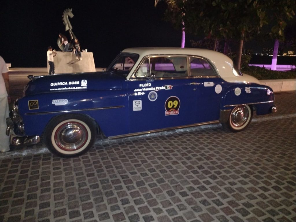 exhibiciondeautosclasicosyantiguosenelmalecon3 1024x768 - Exhibieron autos clásicos y antiguos en el malecón de Puerto Vallarta