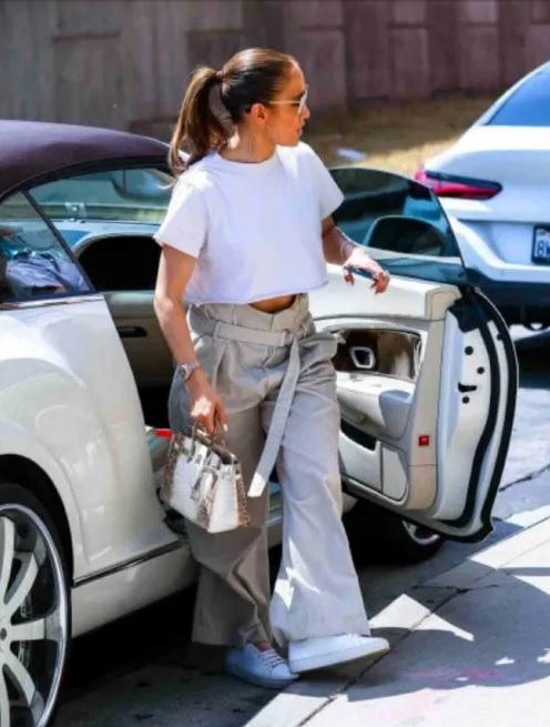jenniferlopezllevabolsamascaradelmundo2 - La cantante y actriz Jennifer Lopez presume el bolso más caro del mundo
