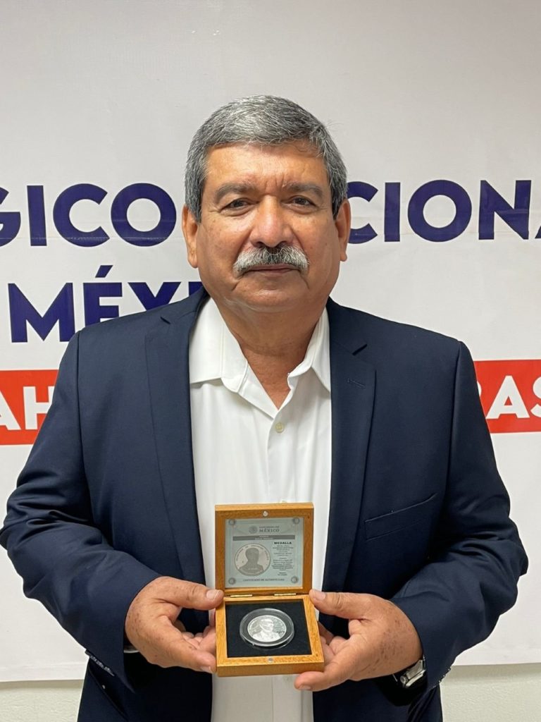 reconocimientoymedallaparaluiscarlostapia1 768x1024 - Reconocimiento y medalla por 30 años en la docencia al ex alcalde Luis Carlos Tapia