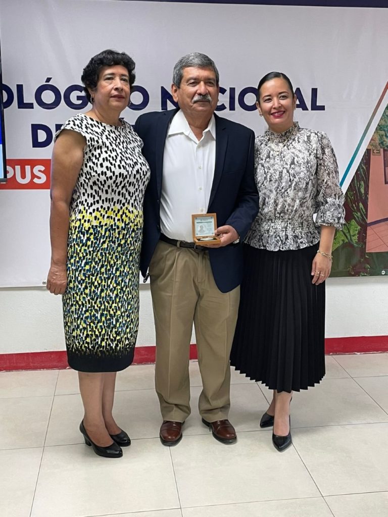 reconocimientoymedallaparaluiscarlostapia2 768x1024 - Reconocimiento y medalla por 30 años en la docencia al ex alcalde Luis Carlos Tapia