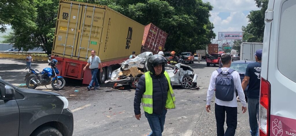 fuertechoqueenlacarreteraachapala2 - Aparatoso choque en la carretera a Chapala deja un muerto y siete heridos