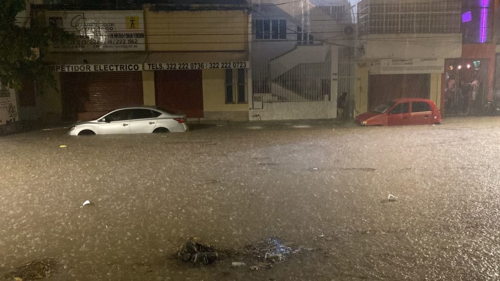 fuertetormentainundalaavenidafranciscovilla1 1024x576 - Fuerte tormenta inunda calles y avenidas y deja autos varados