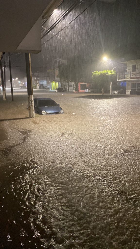 fuertetormentainundalaavenidafranciscovilla2 576x1024 - Fuerte tormenta inunda calles y avenidas y deja autos varados