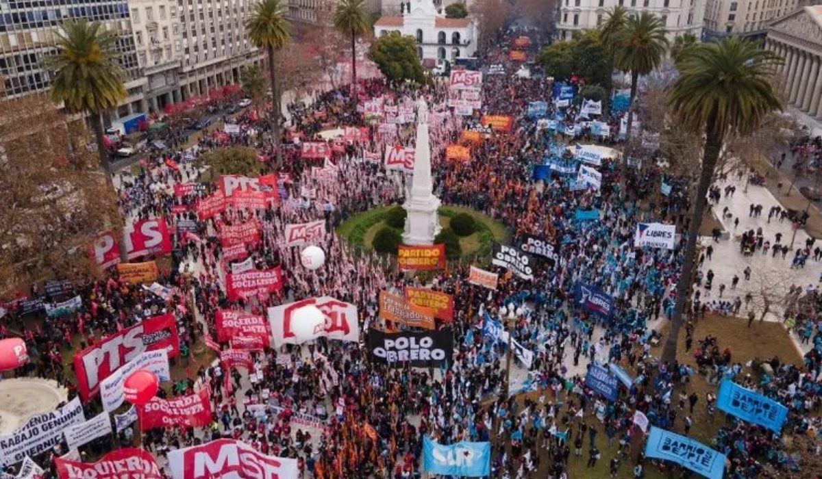 Miles se manifiestan en Argentina por la crisis económica