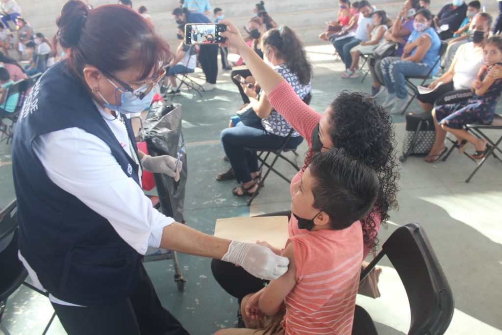 vacunadosunodecadatresninosenvallarta3 1024x683 - Vacunados en la primera jornada, uno de cada tres niños en Vallarta