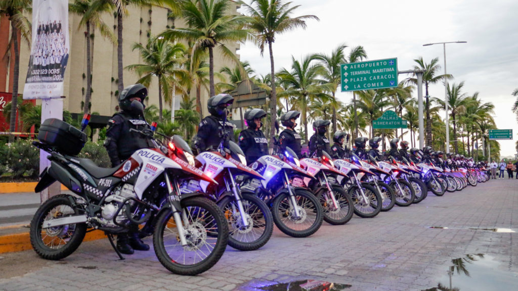 alcaldeentregonuevaspatrullasymotosparalavigilanciadevallarta6 1024x576 - Seguridad pública de Vallarta es reforzada con patrullas y motos
