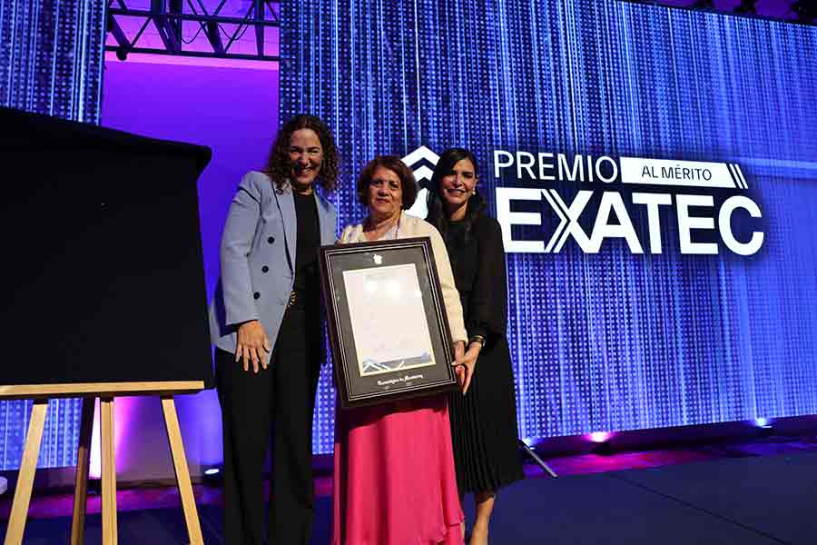 gemmagarciarcerecibepreseaexatec2 - Gemma Garciarce recibe la presea Mérito EXATEC del Tec Guadalajara
