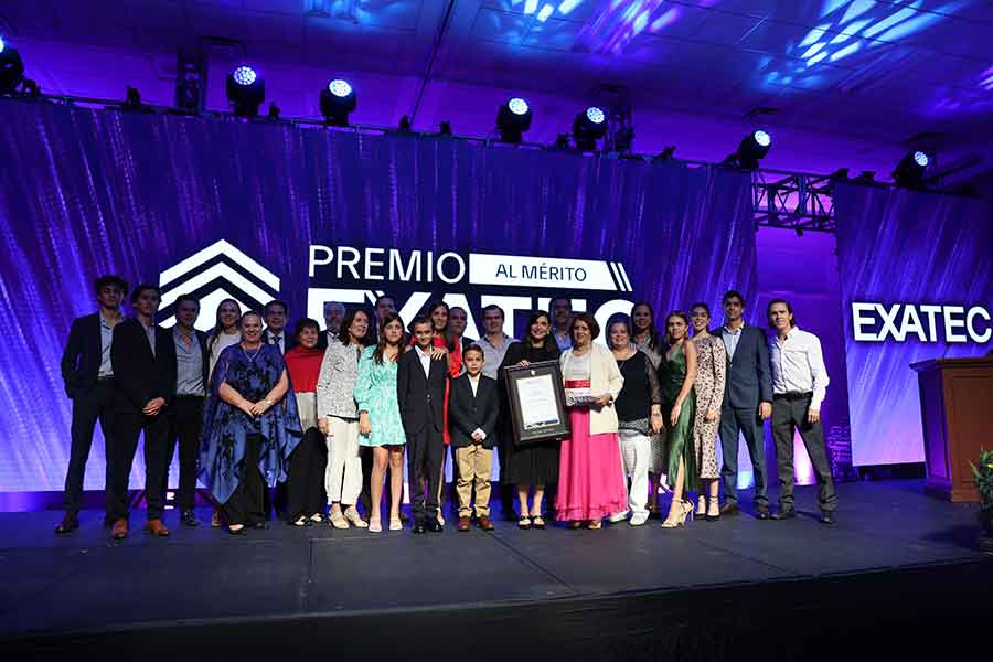 gemmagarciarcerecibepreseaexatec3 - Gemma Garciarce recibe la presea Mérito EXATEC del Tec Guadalajara