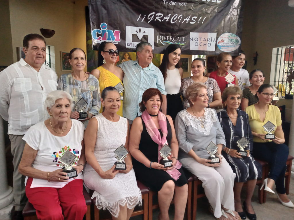 mujeresdepuertovallartarecibenpremio3 1024x768 - Reconocimiento a 15 destacadas mujeres de Puerto Vallarta