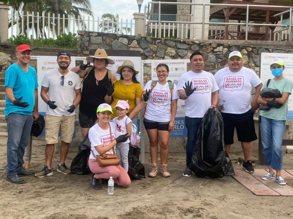 realizanjornamensualdelimpiezadeplayasennuevovallarta2 1024x766 - Realizan jornada mensual de limpieza de playas en Nuevo Vallarta