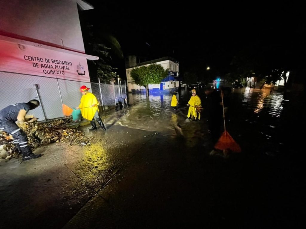 afectacionesdetormentakayenpuertovallarta2 1024x766 - Inundaciones, deslaves y autos arrastrados, el saldo de “Kay”
