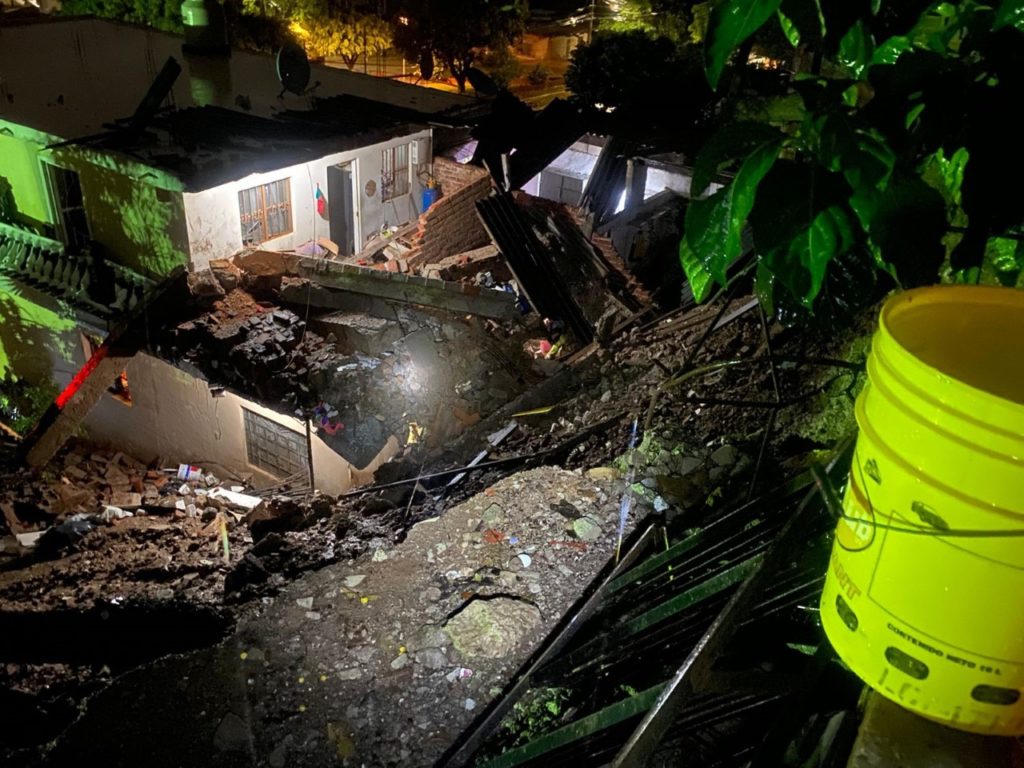 afectacionesdetormentakayenpuertovallarta3 1024x768 - Inundaciones, deslaves y autos arrastrados, el saldo de “Kay”