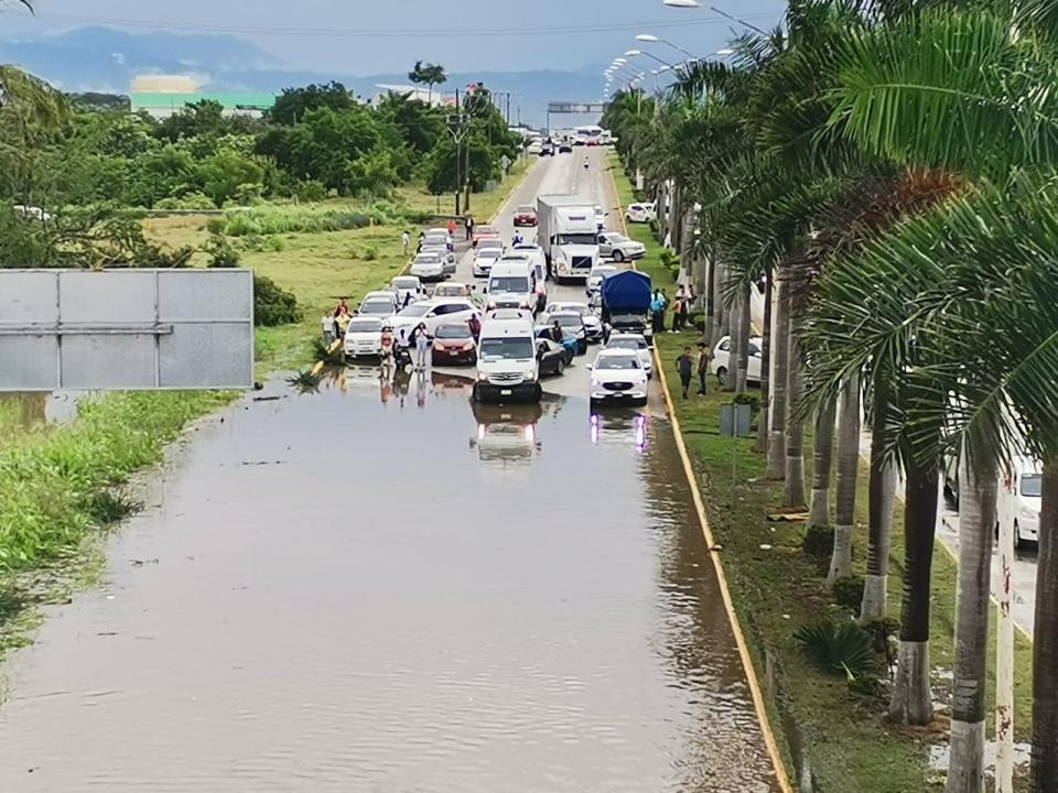 huracanroslyndejovariasafectacionesenbahiadebanderas2 - “Roslyn” dejó inundaciones, deslaves, personas atrapadas y daños en Bahía