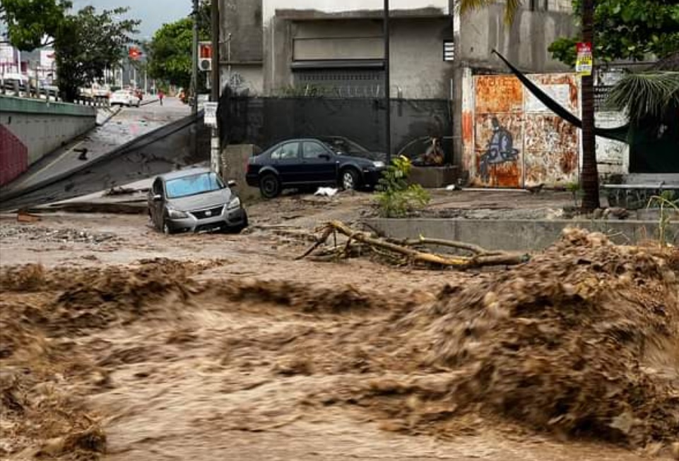 huracanroslyndejovariasafectacionesenbahiadebanderas3 1 - “Roslyn” dejó inundaciones, deslaves, personas atrapadas y daños en Bahía