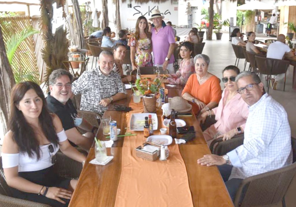 lizzettevaldezcelebrosucumpleanos3 1024x718 - Lizzette Valdez festejó 42 años de vida en el restaurante Zuka Beach