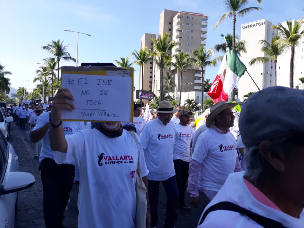 cientosmarchanenvallartaparadefenderaline7 1024x768 - Cientos marchan en Vallarta para defender la permanencia del INE